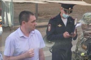 Николаев (слева) был одним из первых перебежчиков из рядов МВД Украины на сторону российских оккупантов