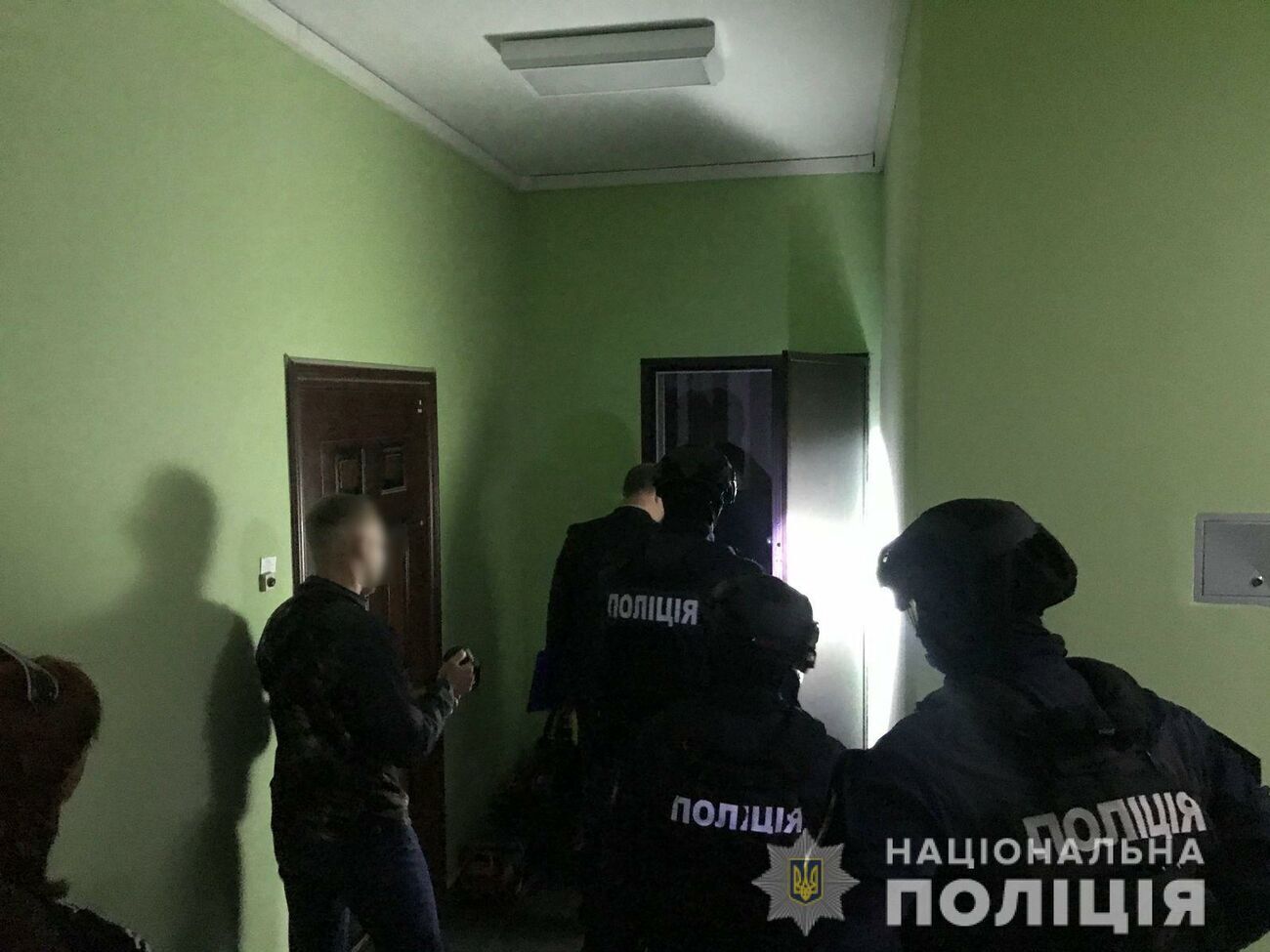 За даними поліції, фігуранти публікували в інтернеті фейки, які шкодили діловій репутації політиків і чиновників, щоб одержати від них гроші за видалення текстів