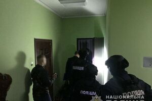 За даними поліції, фігуранти публікували в інтернеті фейки, які шкодили діловій репутації політиків і чиновників, щоб одержати від них гроші за видалення текстів