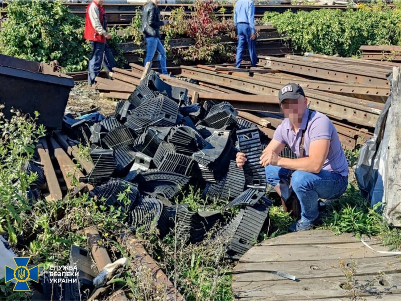 Должностные лица закупали некачественные прокладки для рельсовых путей, сообщили в СБУ