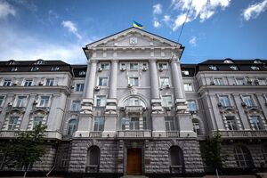 Сотрудники СБУ затолкали предпринимателя в автомобиль, забрали у него ключи от квартиры и iPhone