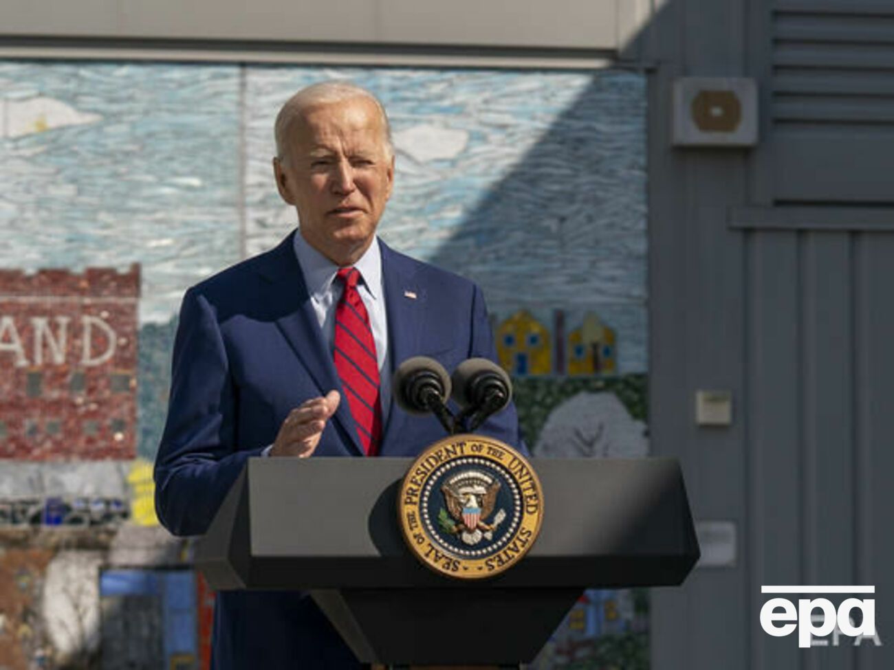 По мнению Байдена, из Таджикистана также было бы много желающих выехать в США