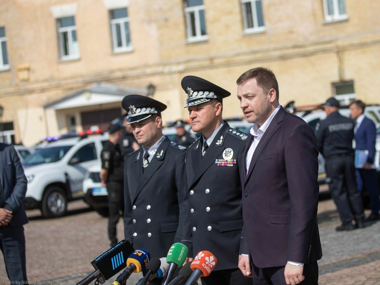 Монастирський (праворуч на фото) переконаний, що співробітники звільняються з правоохоронних органів через низьку зарплату