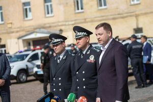 Монастирський (праворуч на фото) переконаний, що співробітники звільняються з правоохоронних органів через низьку зарплату