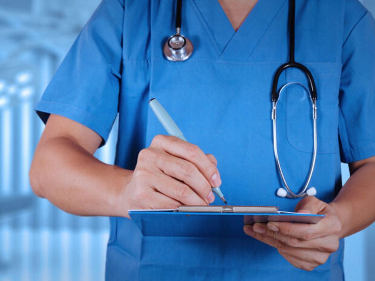 Медикам планируют поднять зарплату