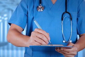 Медикам планируют поднять зарплату