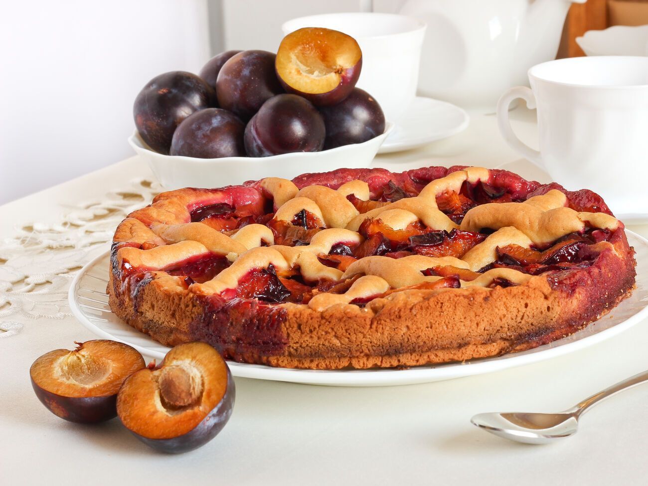 Щоб "забрати" зайвий сік у слив, їх перед випіканням посипають крохмалем