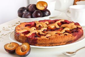 Щоб "забрати" зайвий сік у слив, їх перед випіканням посипають крохмалем