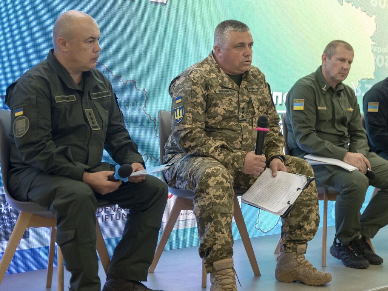 Шевченко (в центре) заявил, что у Украины достаточно сил и средств, чтобы сдержать агрессию на востоке Украины