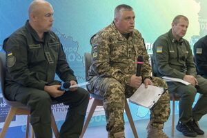 Шевченко (в центрі) заявив, що в України досить сил і засобів, щоб стримати агресію на сході України