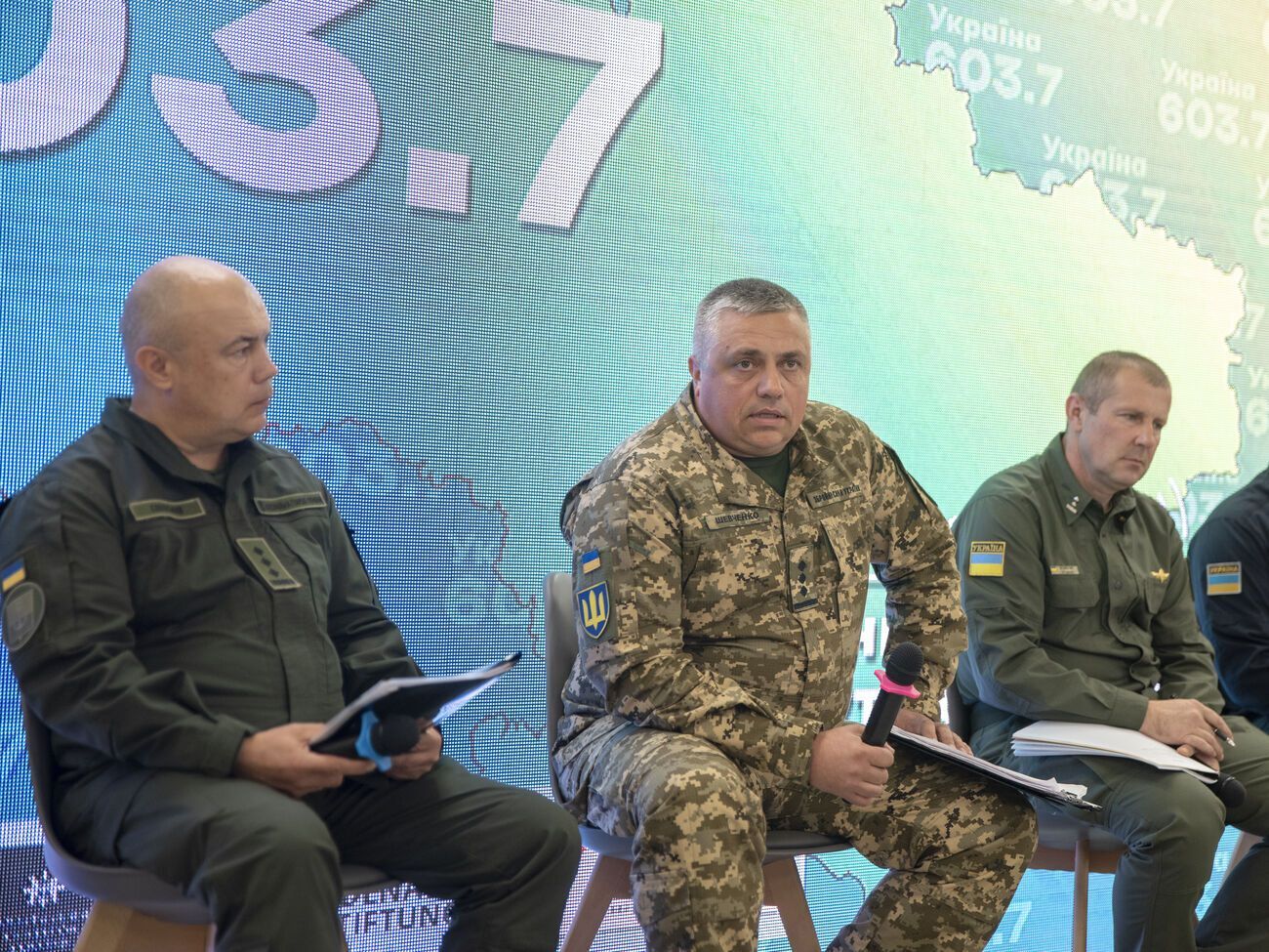 Шевченко (в центре) сообщил, что, чтобы разделить полномочия между высшими военными должностями, нужно внести поправки в 11 законов