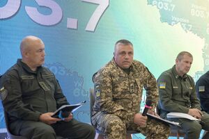 Шевченко (в центре) сообщил, что, чтобы разделить полномочия между высшими военными должностями, нужно внести поправки в 11 законов