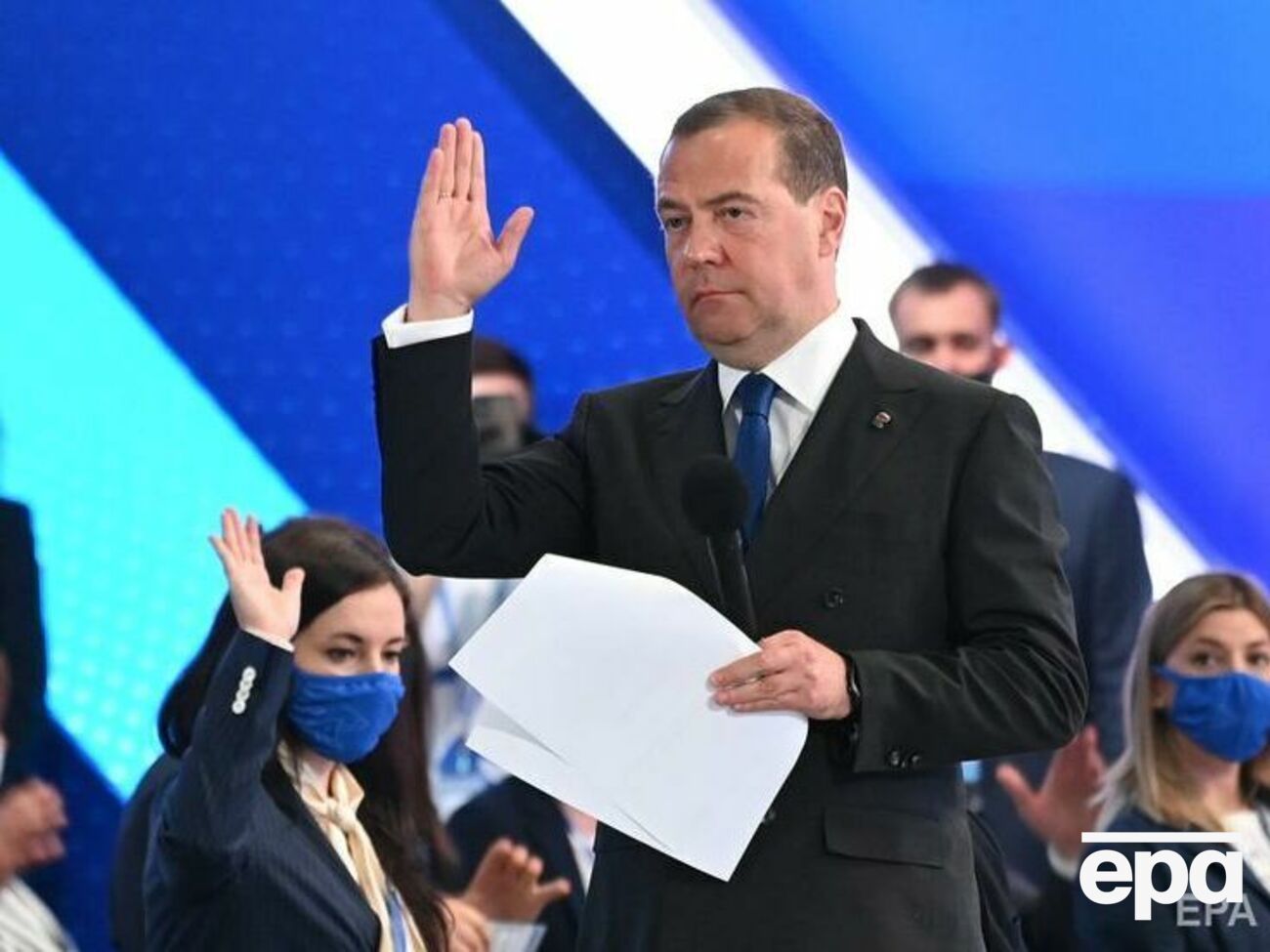 Медведев до сих пор формально возглавляет партию "Единая Россия", но в Госдуму по ее спискам не баллотируется