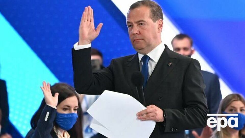 Медведев до сих пор формально возглавляет партию "Единая Россия", но в Госдуму по ее спискам не баллотируется