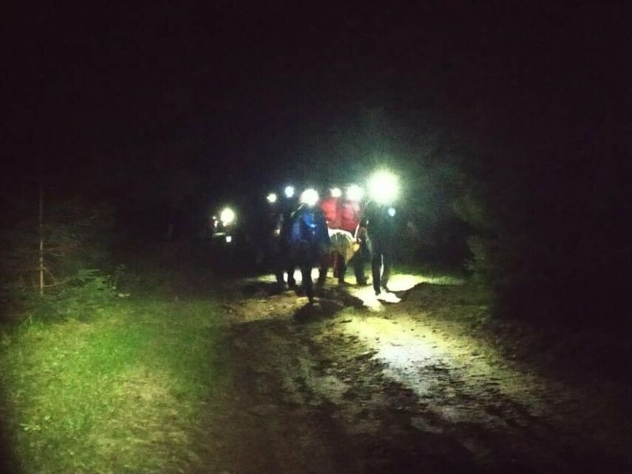 Сильно травмированного туриста спасатели транспортировали на носилках