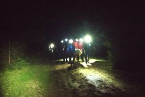 Сильно травмированного туриста спасатели транспортировали на носилках