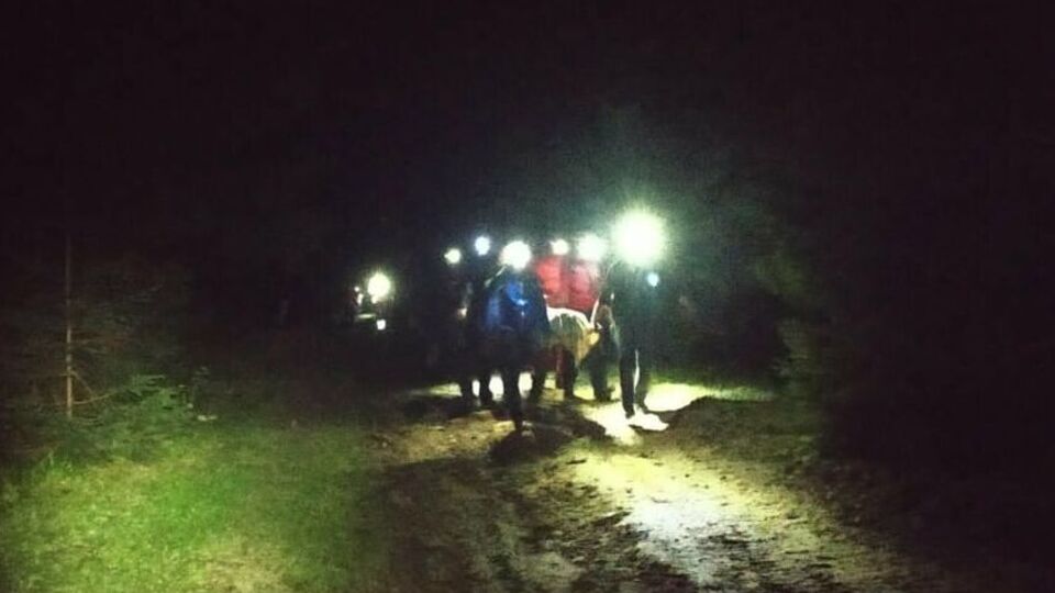 Сильно травмированного туриста спасатели транспортировали на носилках