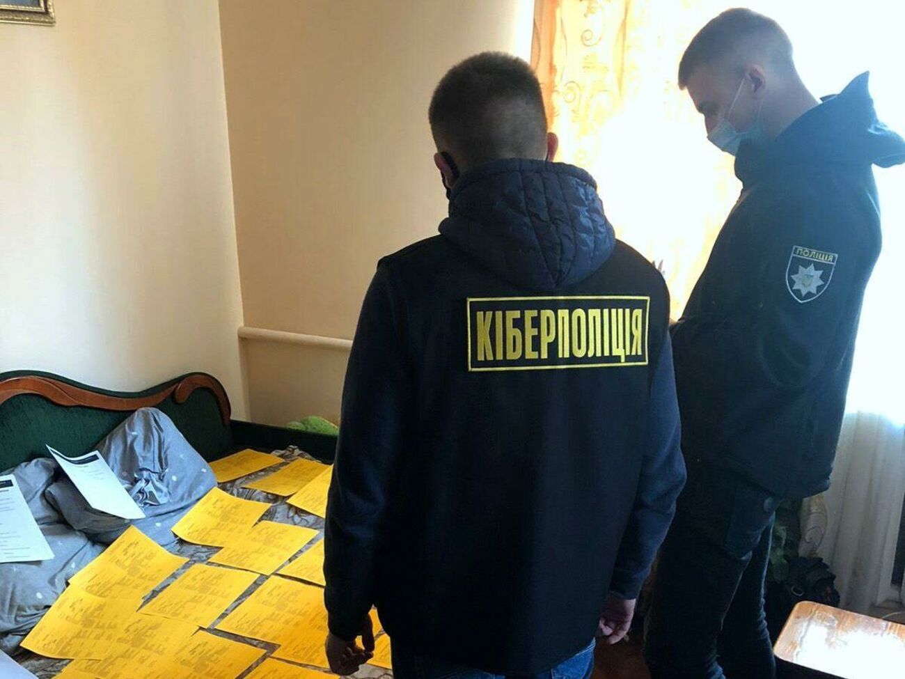 Під час обшуків поліція вилучила комп'ютерну техніку, печатки, COVID-сертифікати