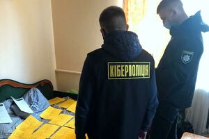 Під час обшуків поліція вилучила комп'ютерну техніку, печатки, COVID-сертифікати