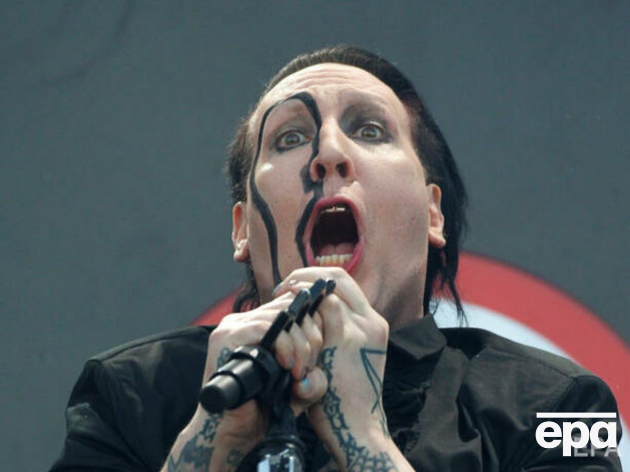 В 2021 году сразу несколько женщин обратились в суд с исками против Мэнсона