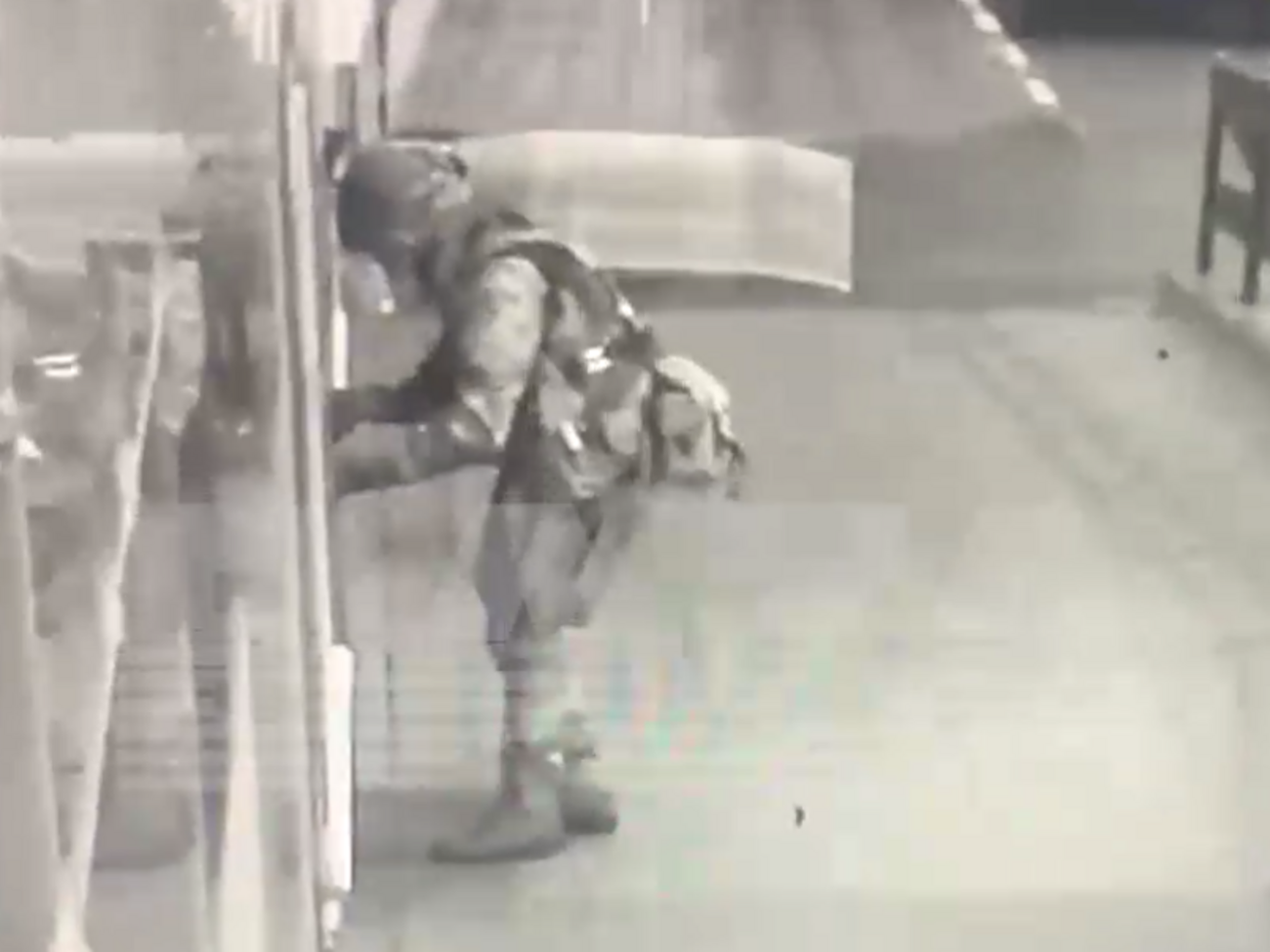 Чоловік підірвав двері в райвідділі поліції