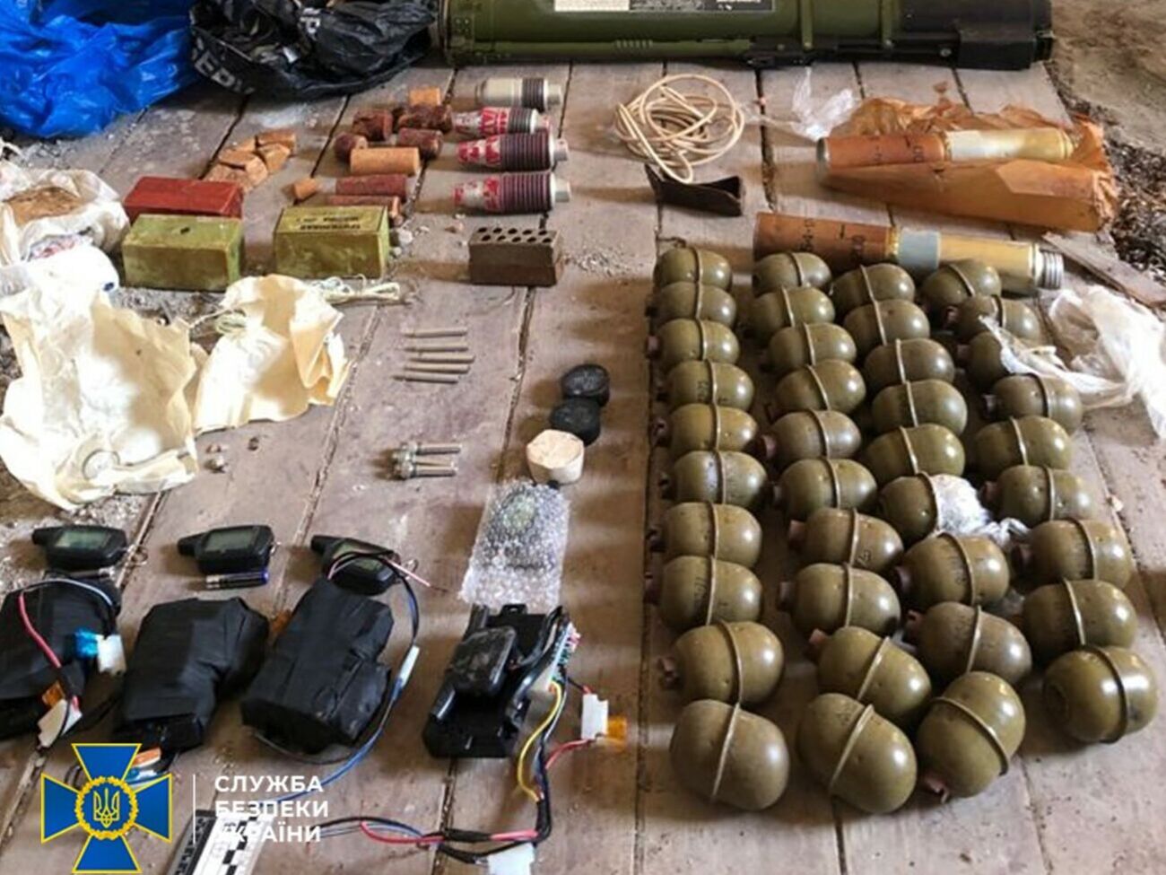 Спецслужба не только нашла схрон, но и сразу задержала подозреваемого в его организации