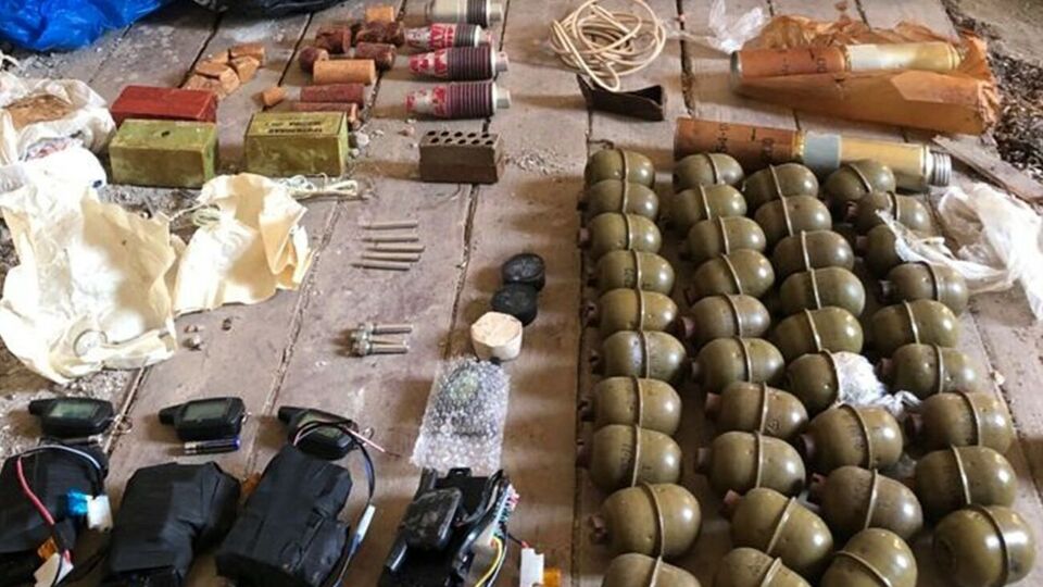 Спецслужба не тільки виявила схрон, але й відразу затримала підозрюваного в його організації