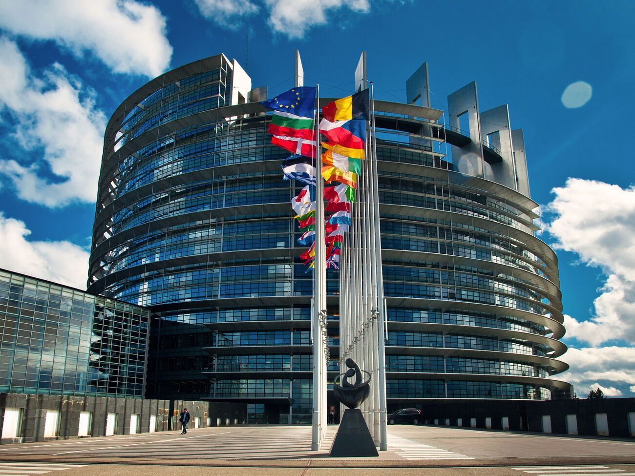 Резолюцию Европарламента приняли 494 голосами
