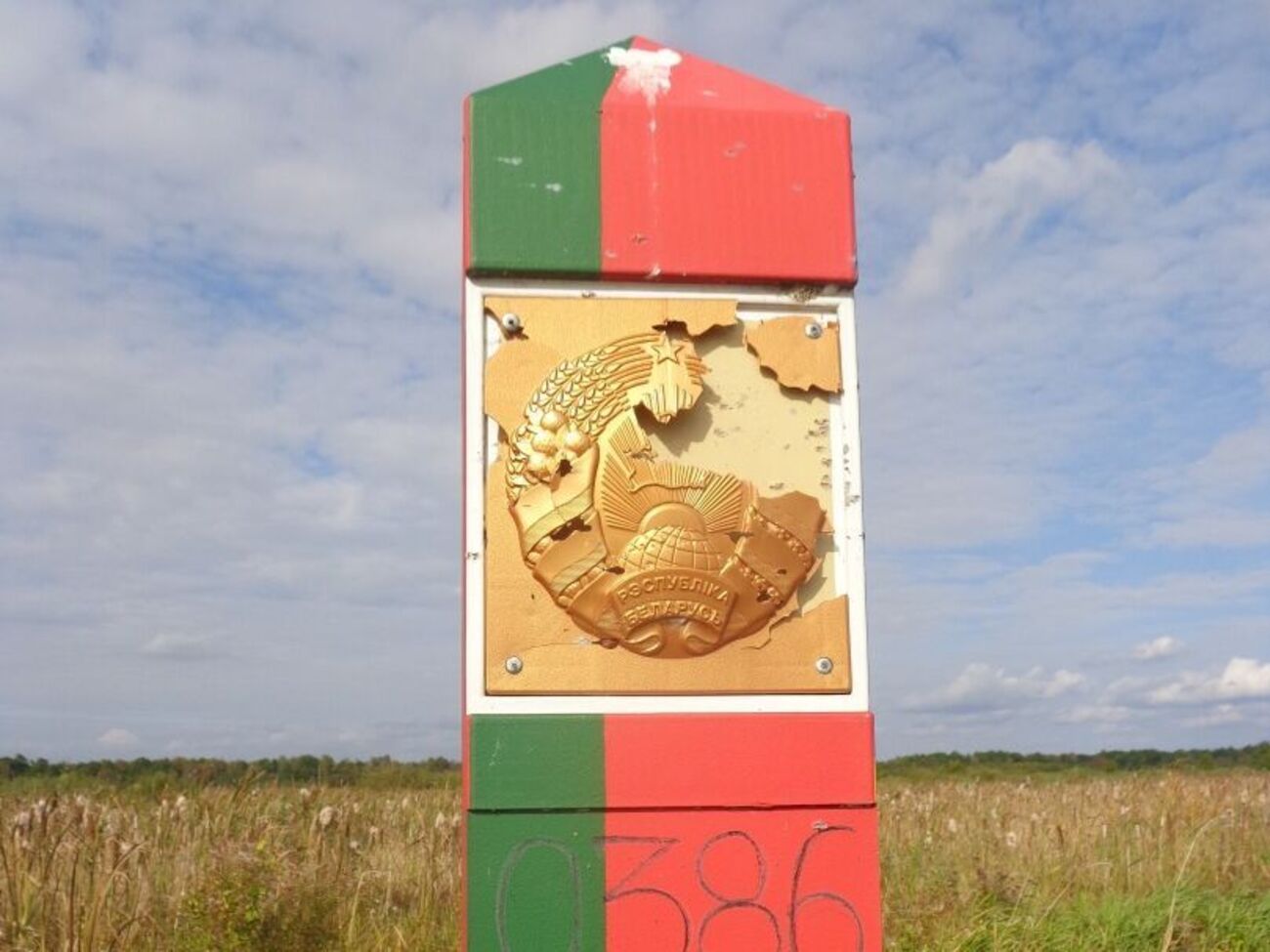 Белорусские следователи&nbsp;осмотрели участок местности, где обстреляли пограничный знак, и зафиксировали "следовую картину"