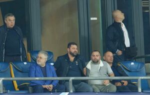Коломойский (второй слева) присутствовал в VIP-ложе НСК "Олимпийский" во время матча "Динамо" – "Бенфика"