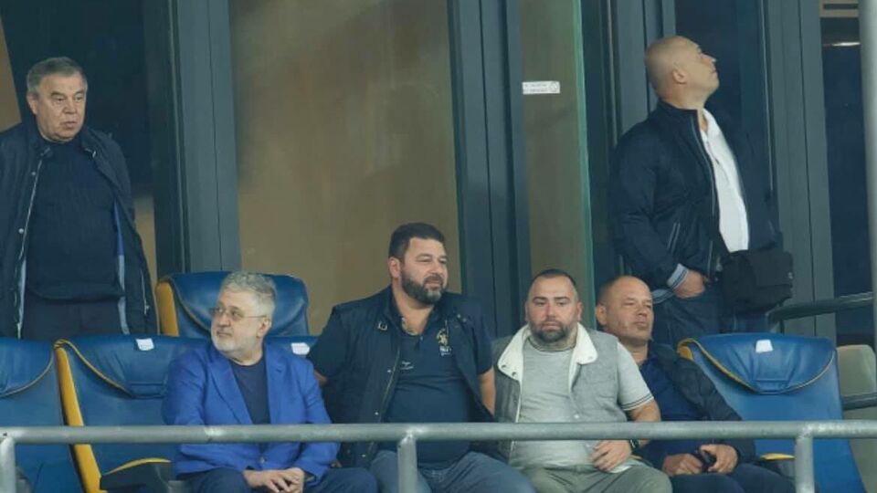 Коломойський (другий зліва) був присутнім у VIP-ложі НСК "Олімпійський" під час матчу "Динамо" – "Бенфіка"