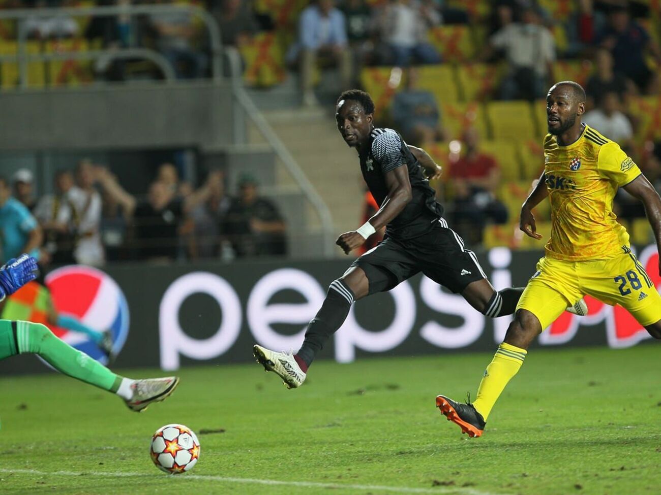 Траоре (в черной форме)&nbsp;забил первый гол в поединке "Шерифа" против "Шахтера"