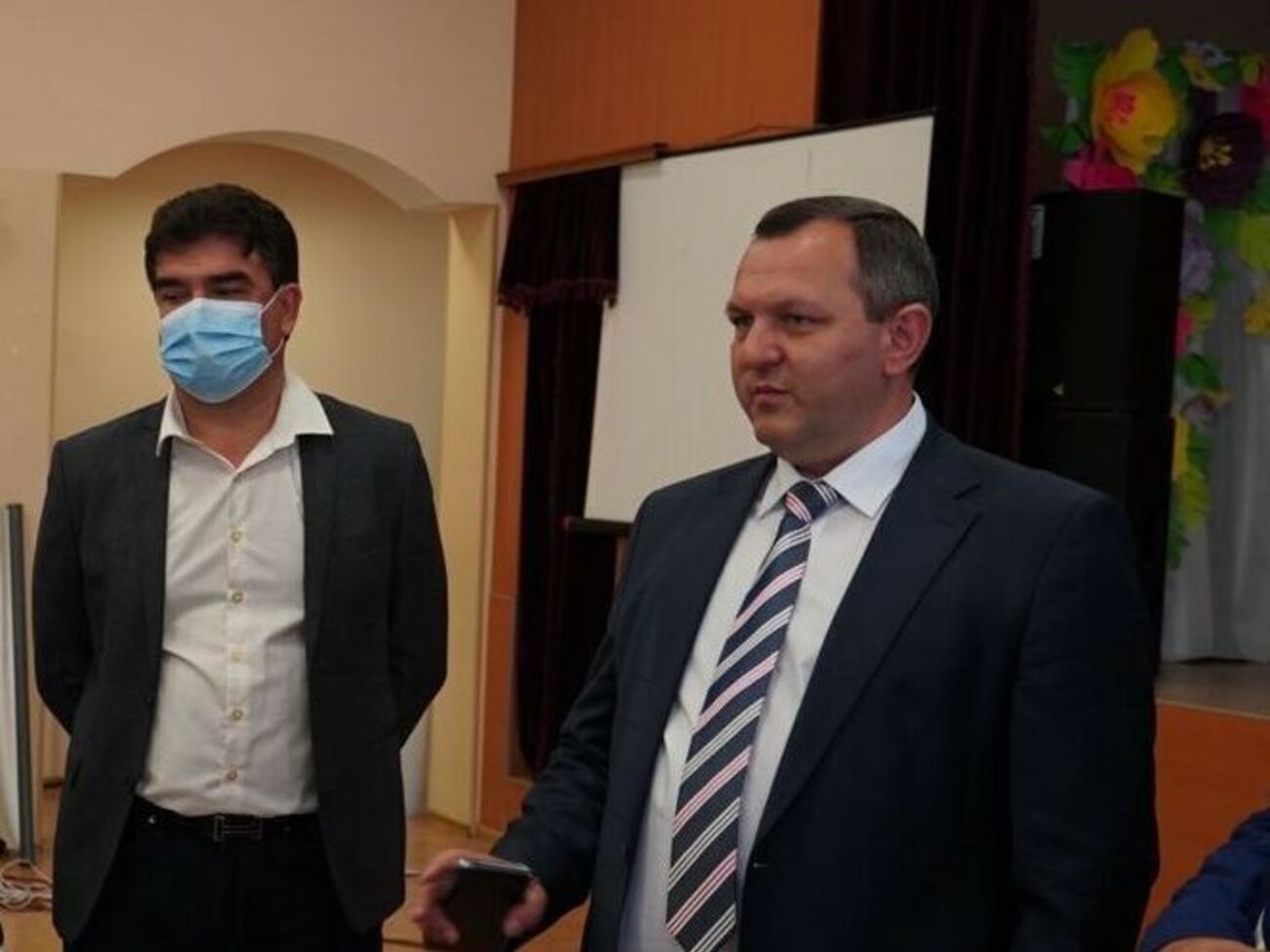 Если до 20 сентября не вакцинируются от COVID-19 80% работников школ области, то уроков онлайн у них не будет, отметил Володин (справа)