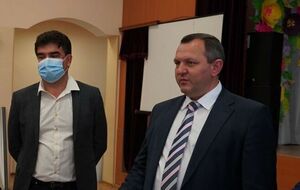 Если до 20 сентября не вакцинируются от COVID-19 80% работников школ области, то уроков онлайн у них не будет, отметил Володин (справа)