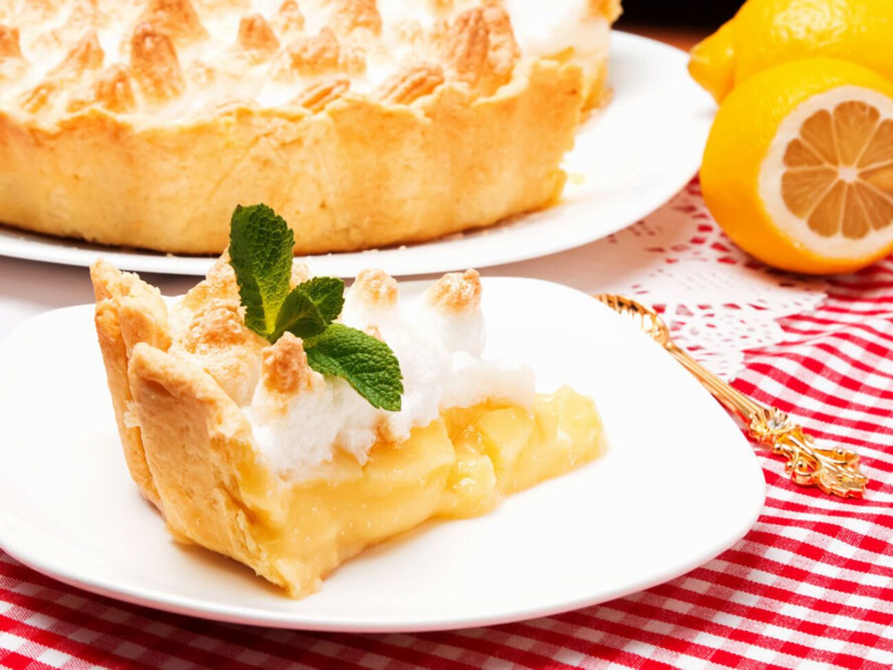 За словами кулінарки і блогерки Єлизавети Глінської, на приготування лимонного пирога не знадобиться багато часу