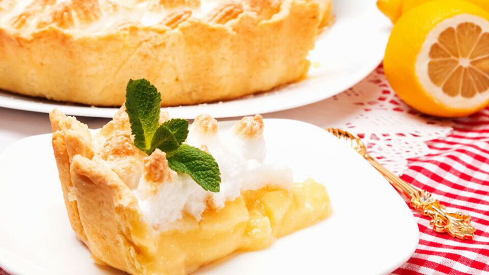 По словам кулинара и блогера Елизаветы Глинской, приготовление лимонного пирога не займет много времени