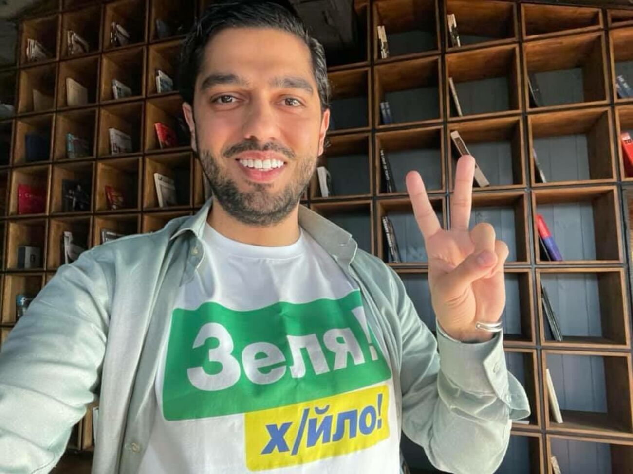 Лерос был избран народным депутатом Украины в 2019 году от партии "Слуга народа"