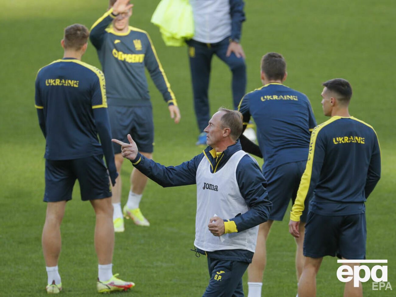 Петраков (по центру) огласил заявку сборной Украины по футболу на матчи в октябре