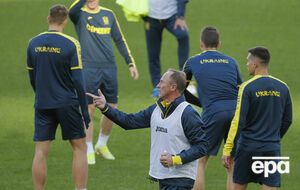 Петраков (по центру) огласил заявку сборной Украины по футболу на матчи в октябре