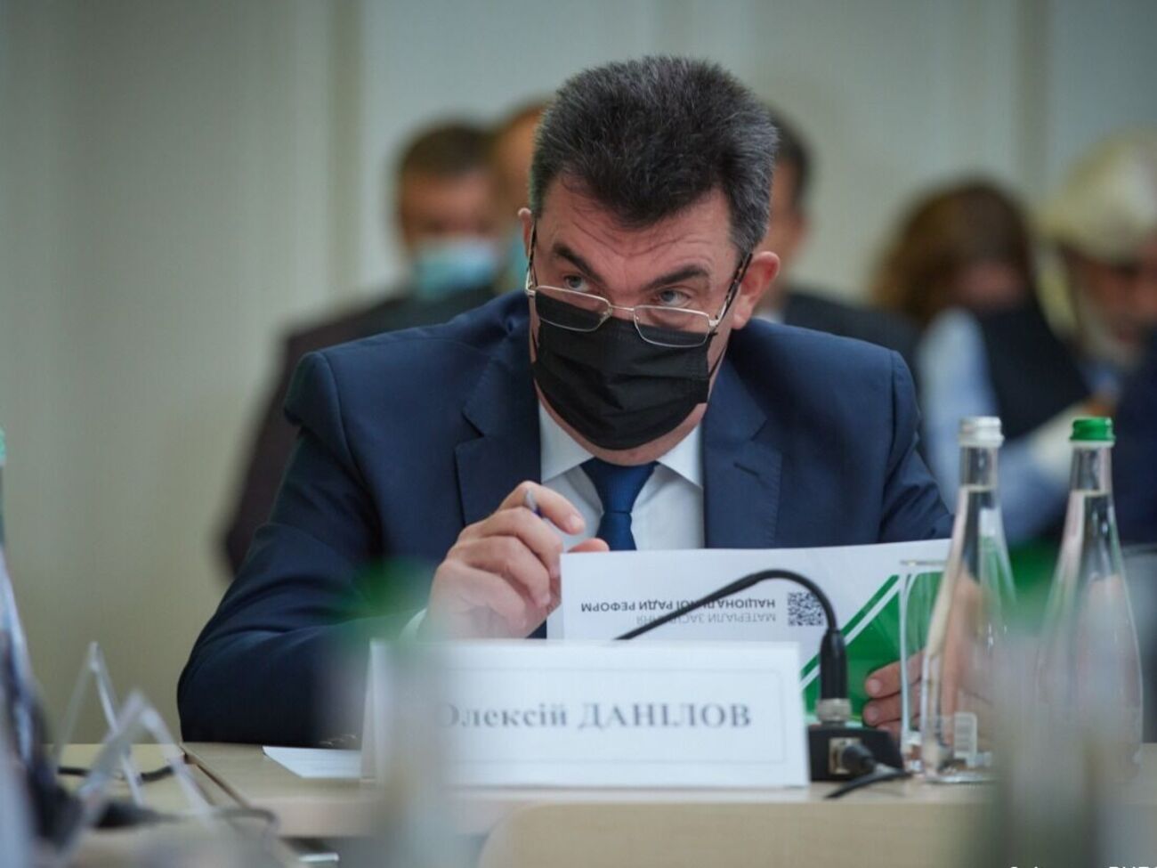 Данілов: Певна кількість співробітників цієї мережі приїхала з РФ. Якимось дивним чином вони в нас отримують можливість працювати. Розберемося