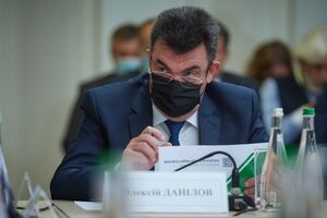 Данілов: Певна кількість співробітників цієї мережі приїхала з РФ. Якимось дивним чином вони в нас отримують можливість працювати. Розберемося