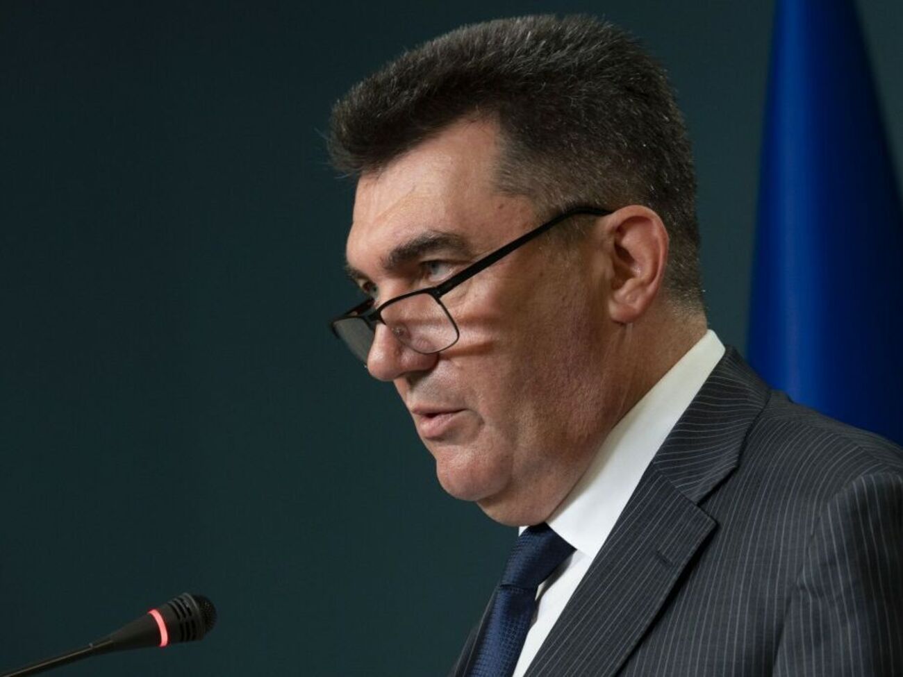 Данилов сказал, что многие жители ОРДЛО подают заявки на получение российских паспортов, но потом не едут за документом