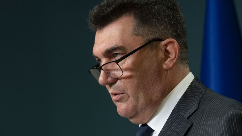 Данилов сказал, что многие жители ОРДЛО подают заявки на получение российских паспортов, но потом не едут за документом