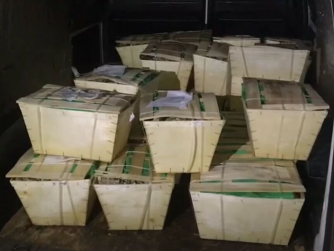 Мікроавтобус і морепродукти передали працівникам Державної митної служби України, зазначили в ДПСУ