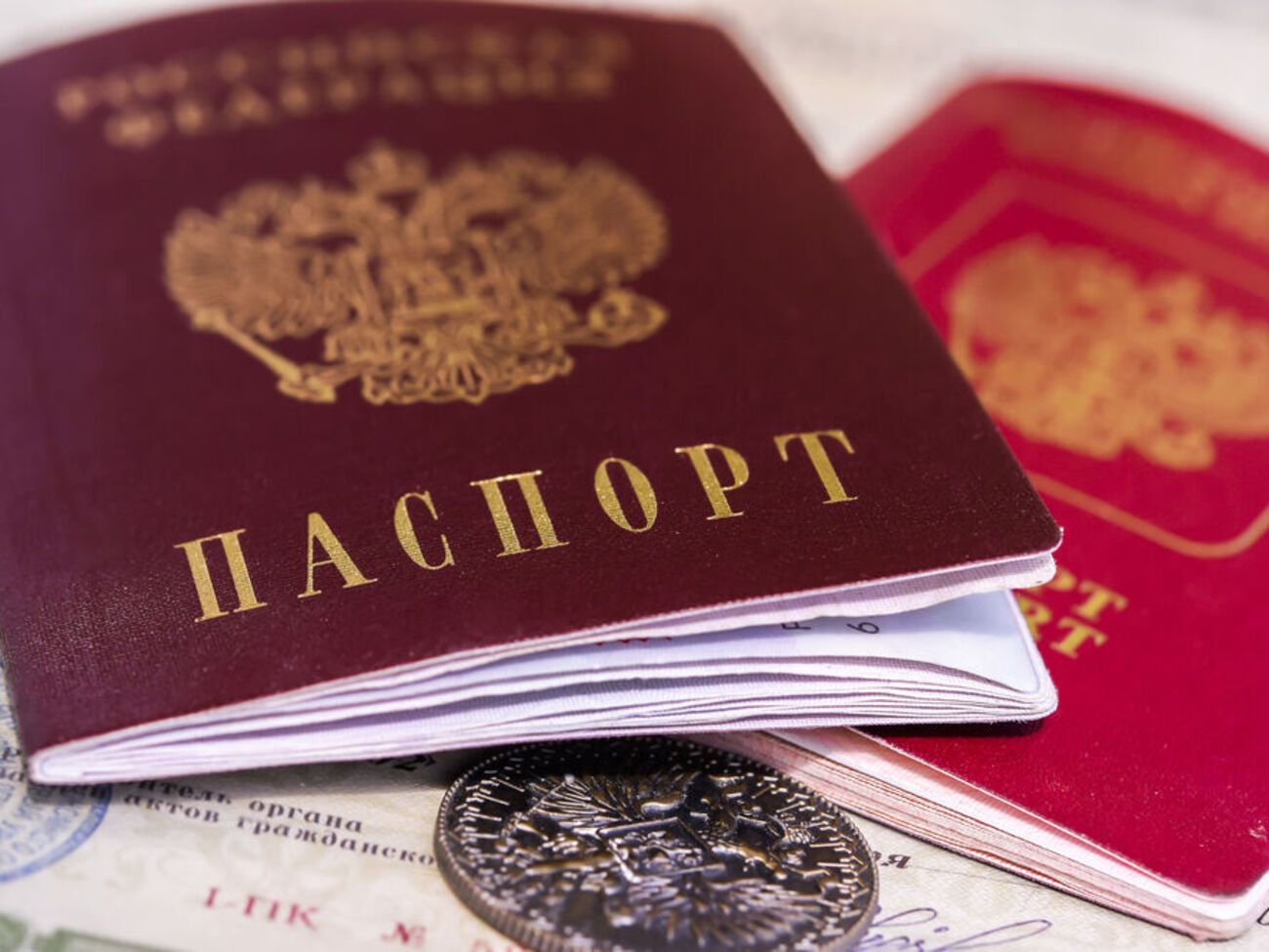 Паспорти РФ видавали перед виборчою дільницею, повідомили журналісти