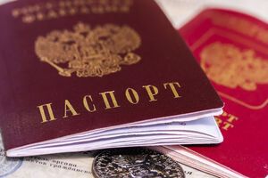 Паспорти РФ видавали перед виборчою дільницею, повідомили журналісти