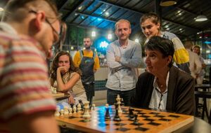 Гапріндашвілі (праворуч) вимагає $5 млн і спростування заяви, що вона не проводила матчів із чоловіками