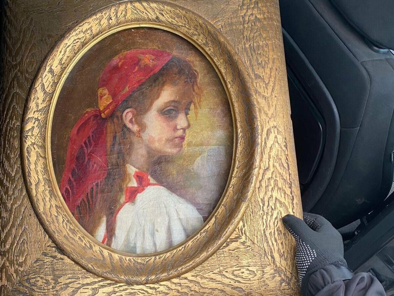 Портрет дівчини в червоній хустці датований 1917 роком