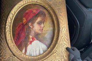 Портрет дівчини в червоній хустці датований 1917 роком