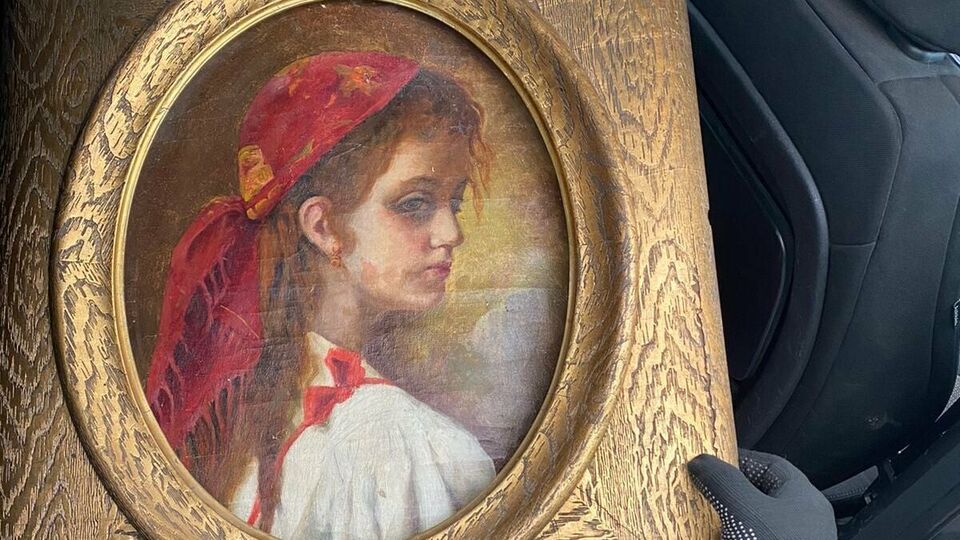 Портрет дівчини в червоній хустці датований 1917 роком